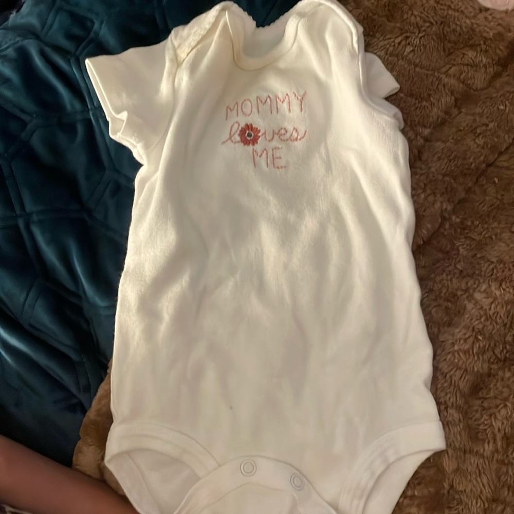Onesie - mommy loves me